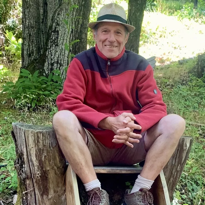 Dominique Hébert assis sur le trône de l'Aérium